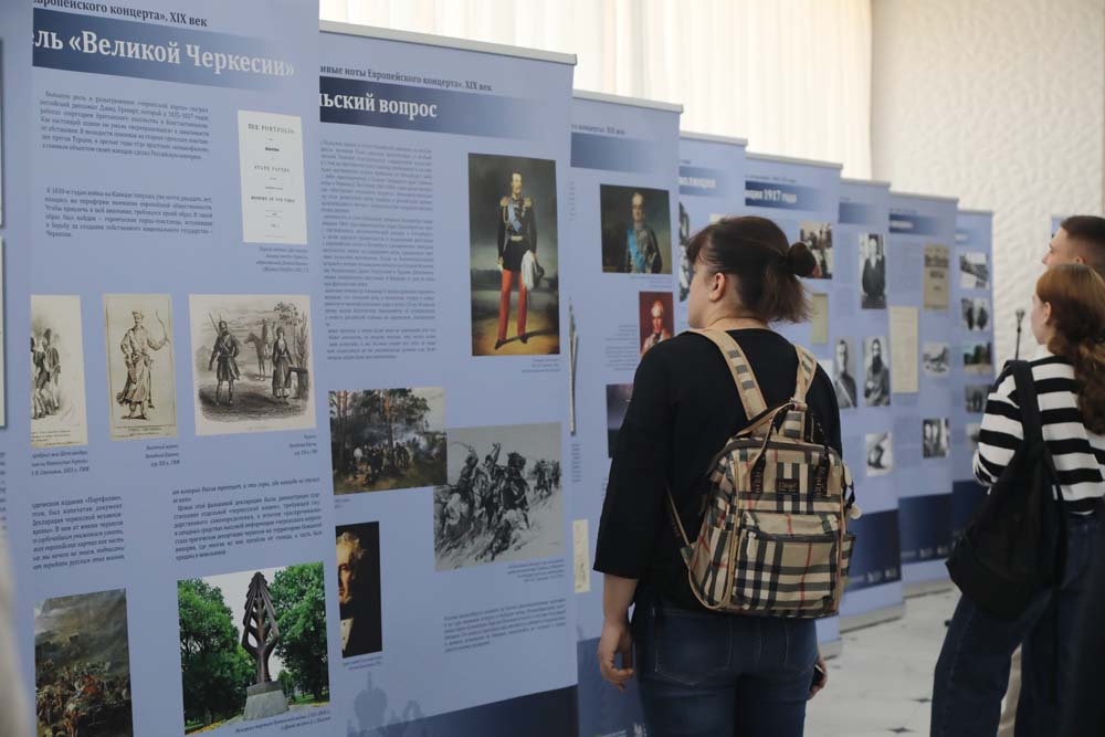 В НИУ «БелГУ» открылась уникальная выставка «Защита суверенитета Российского государства. История и современность»