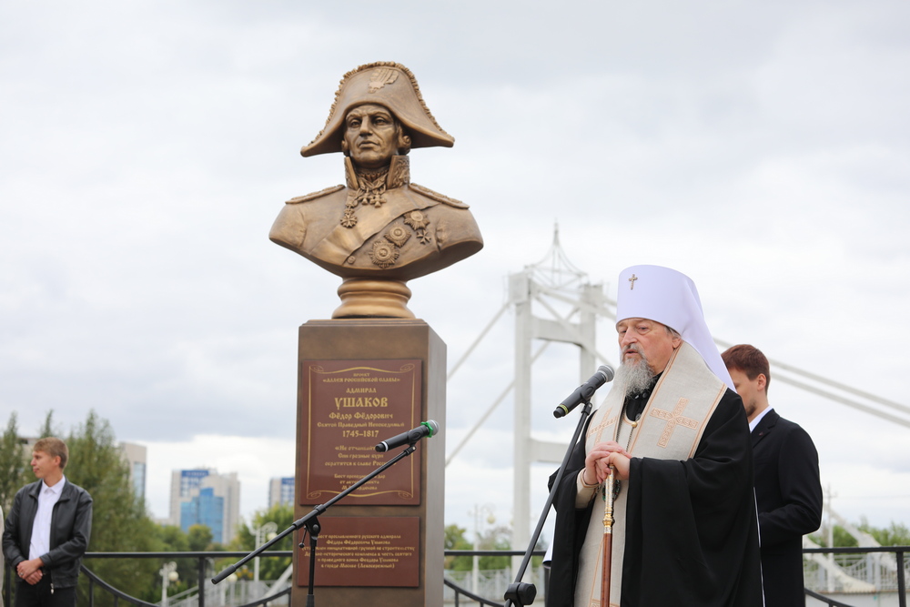 На университетской набережной НИУ «БелГУ» открыли бюст Адмиралу Фёдору Ушакову