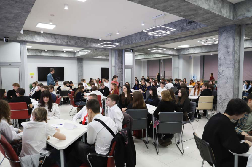 События НИУ «БелГУ» школьники и студенты сразились в «что? где? когда?»