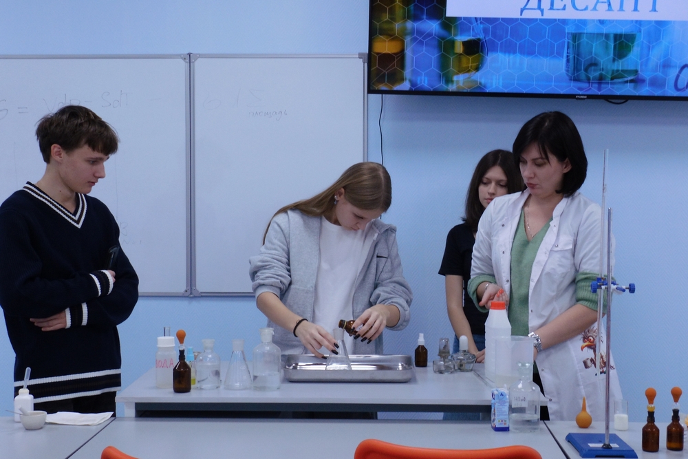 Институт фармации, химии и биологии продолжает делиться знаниями со студентами и школьниками