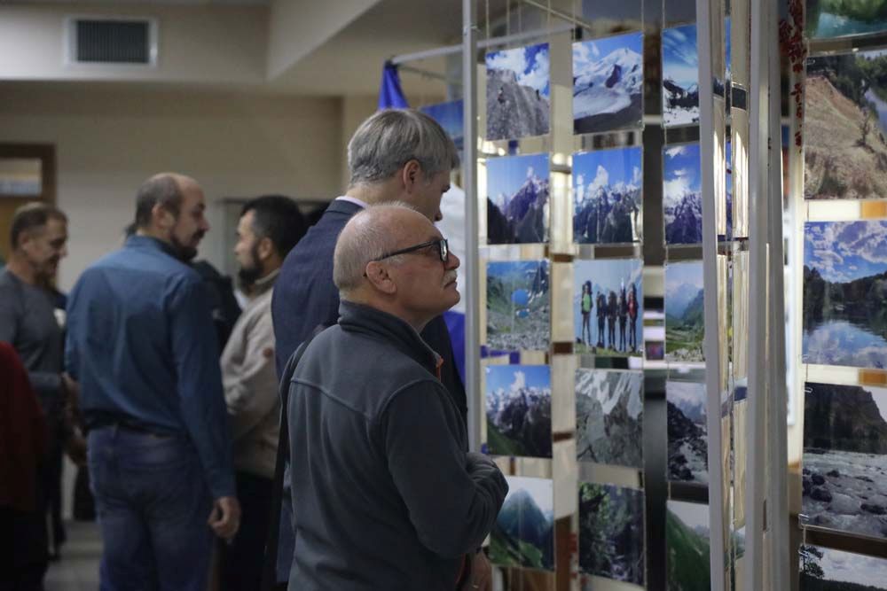 В НИУ «БелГУ» открылась выставка фотографий «С рюкзаком по России»