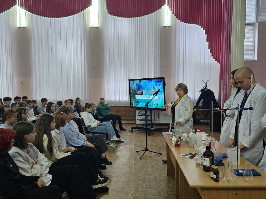 События НИУ «БелГУ» «химический десант» погрузил школьников в одну из центральных наук современности