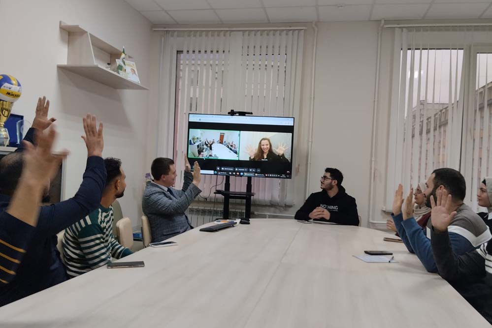 Тренинг на английском: иностранных студентов НИУ «БелГУ» научили успешно выступать с научным докладом