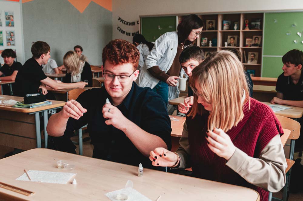 Проект «Лаборатория возможностей: от формулы к успеху» погружает школьников в увлекательный мир химии