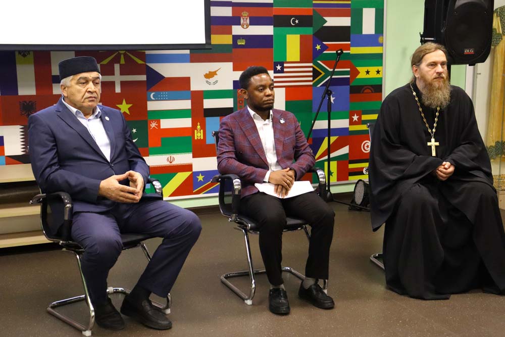 Иностранные студенты обсудили вечные ценности, цифровой мир и мировые религии