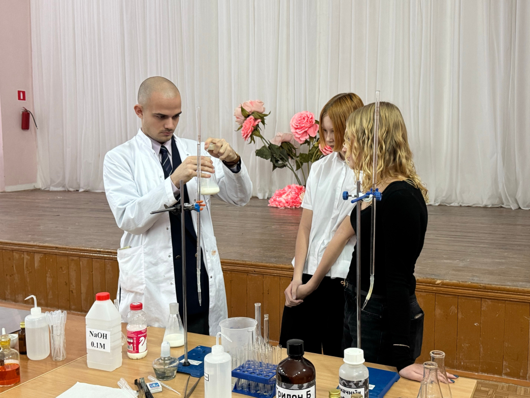 «Химический десант» погрузил школьников в одну из центральных наук современности